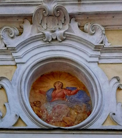 Edicola su portale chiesa Corpo